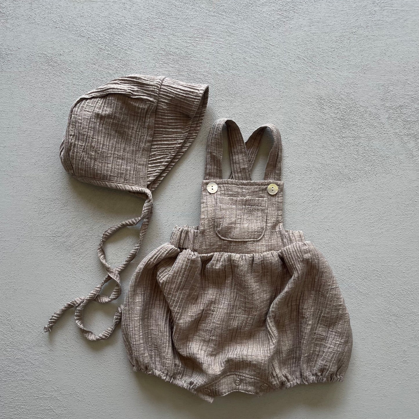 
                  
                    baguette rompers&bonnet
                  
                
