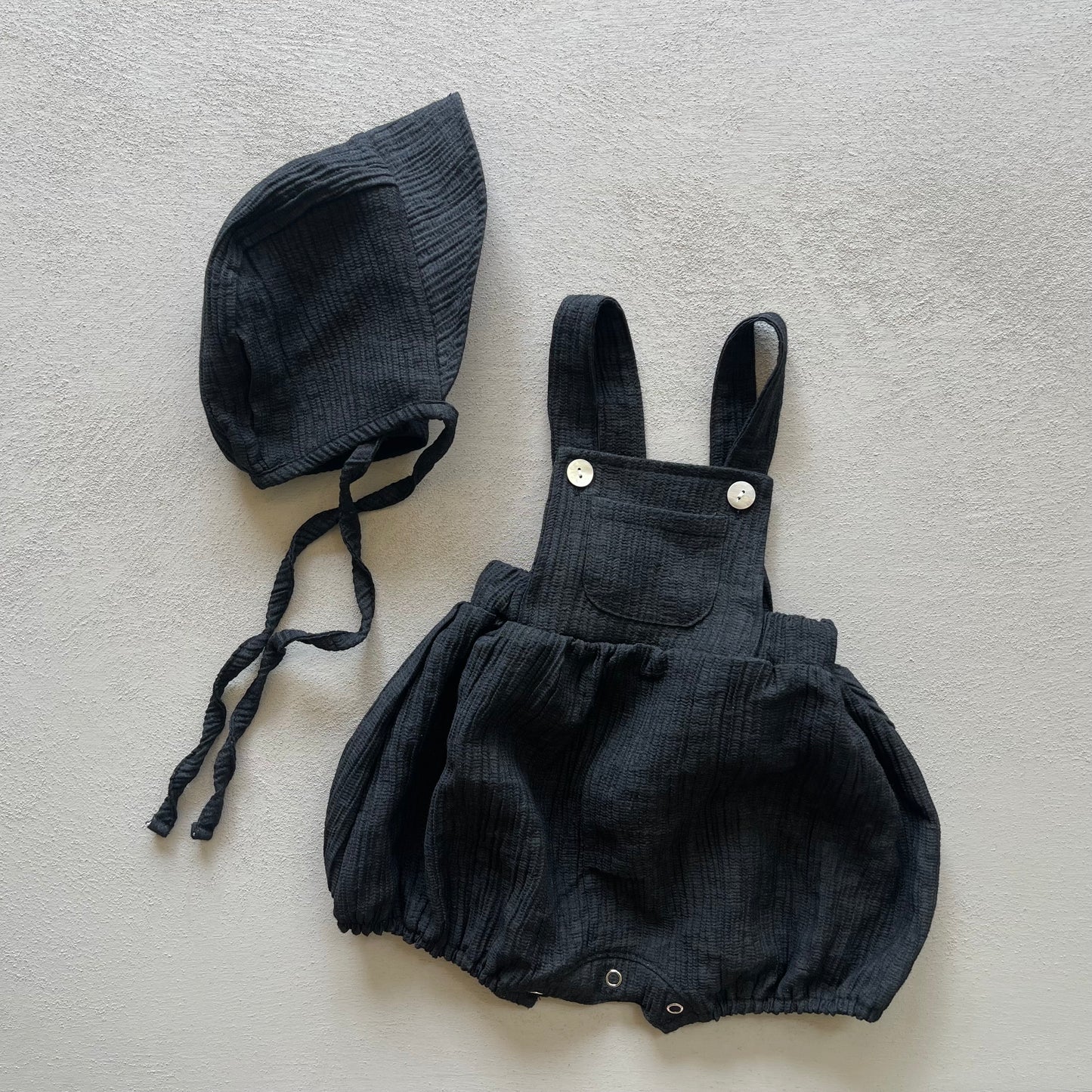 
                  
                    baguette rompers&bonnet
                  
                