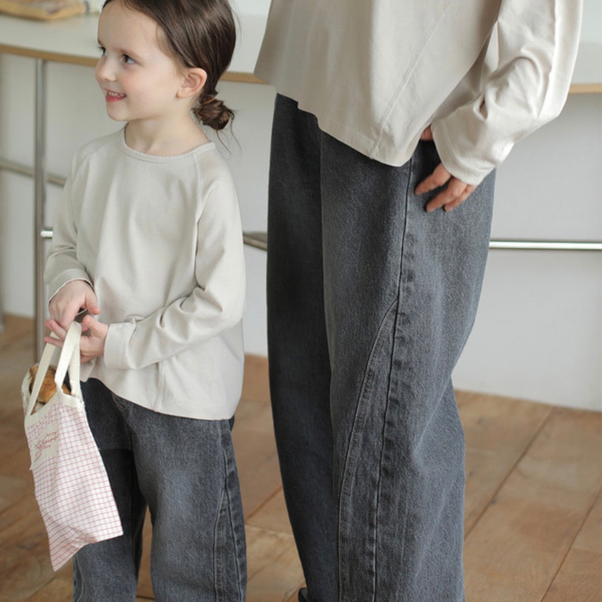 
                  
                    【リクエスト販売】noir denim pants(kids&mama)
                  
                