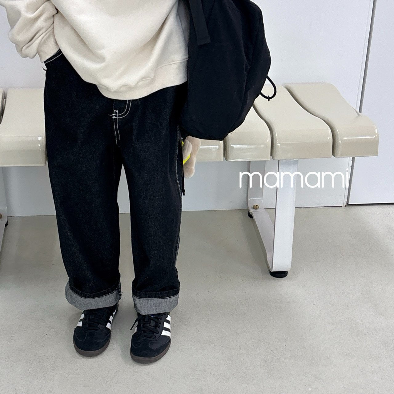 
                  
                    roll denim pants
                  
                